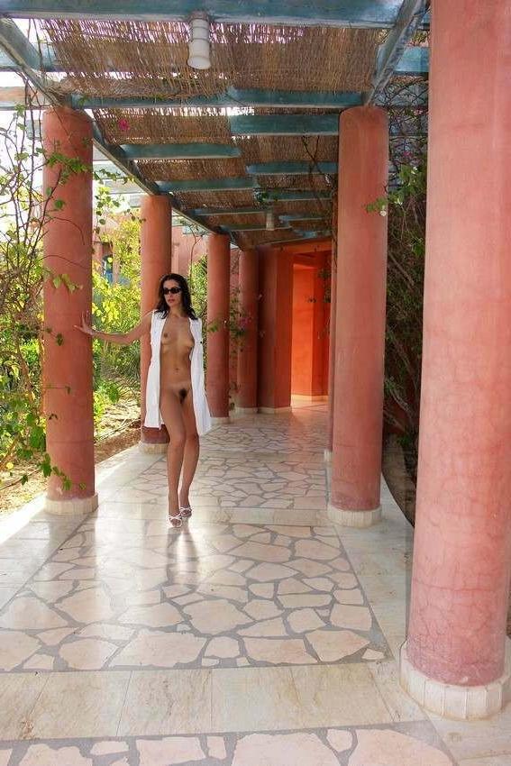 15P UK amateur Nicki flashing her sexy body outdoors