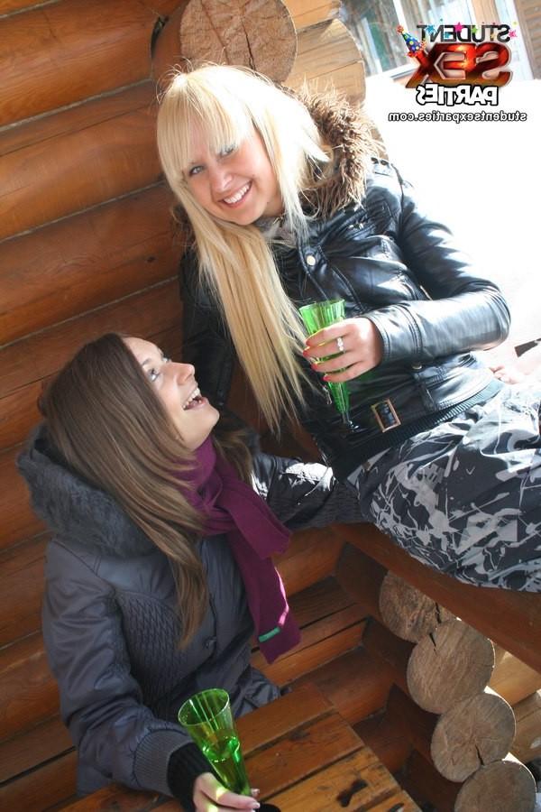 8P Anal and finger fucking with sexy blondes
