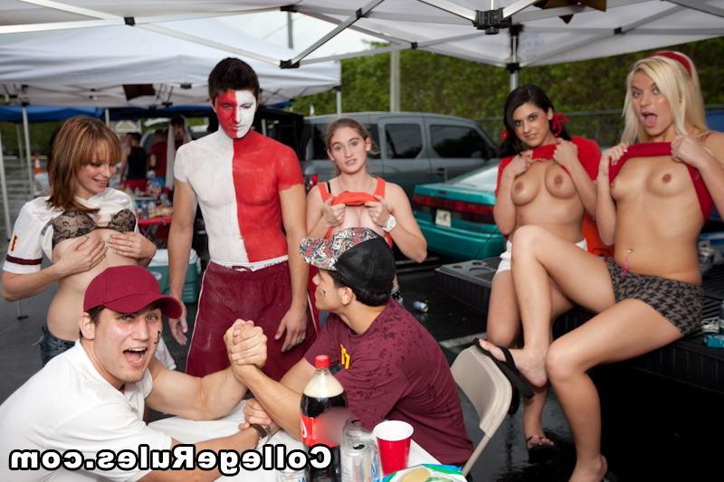 15P College students party drunk and naked at school in homemade pix
