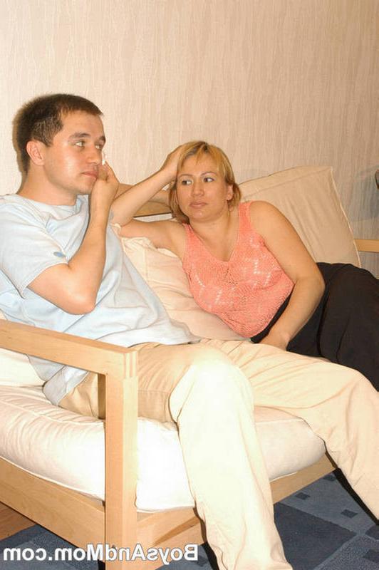 20P Mom tastes a young weenie