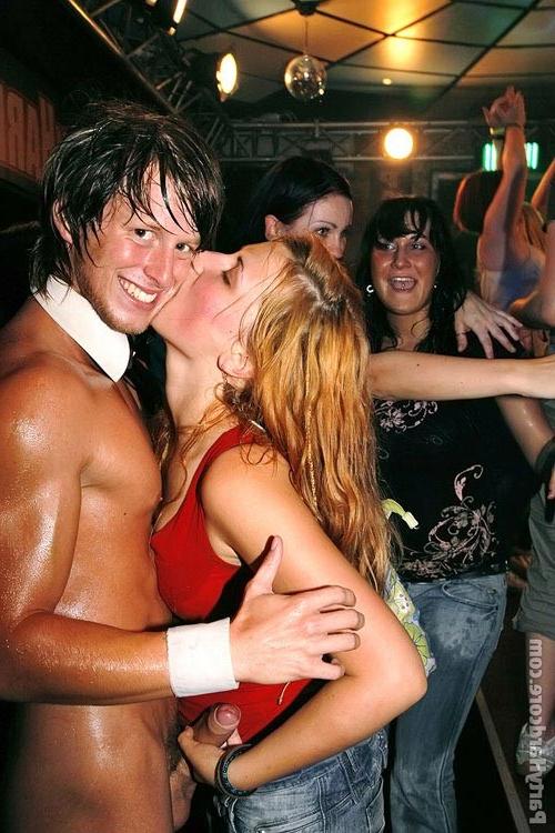 16P Horny drunk sluts give blowjob at party