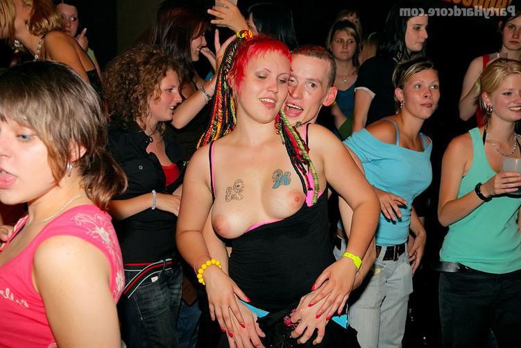 16P Horny drunk sluts give blowjob at party