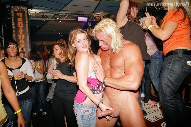 16P Horny drunk sluts give blowjob at party