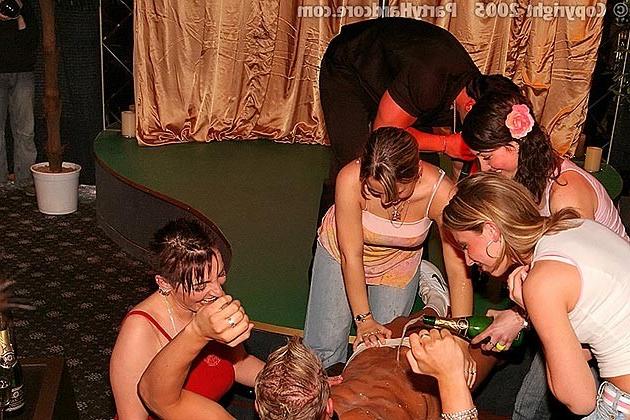 16P Wild girls doing complete strangers