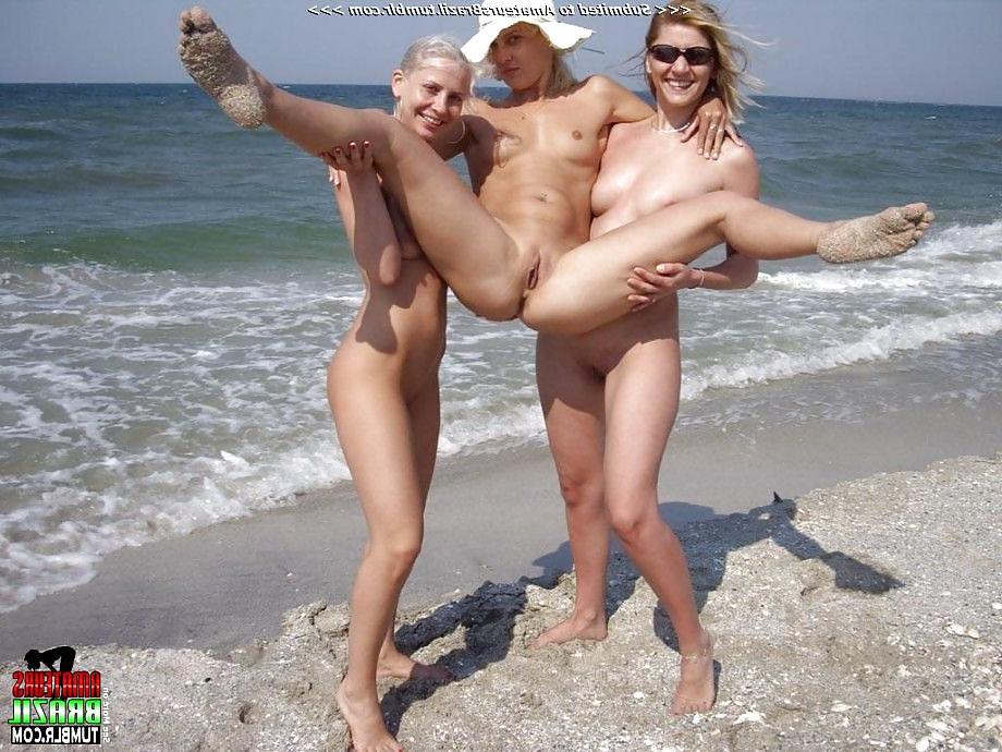 25P Very nice girls naked at beach 