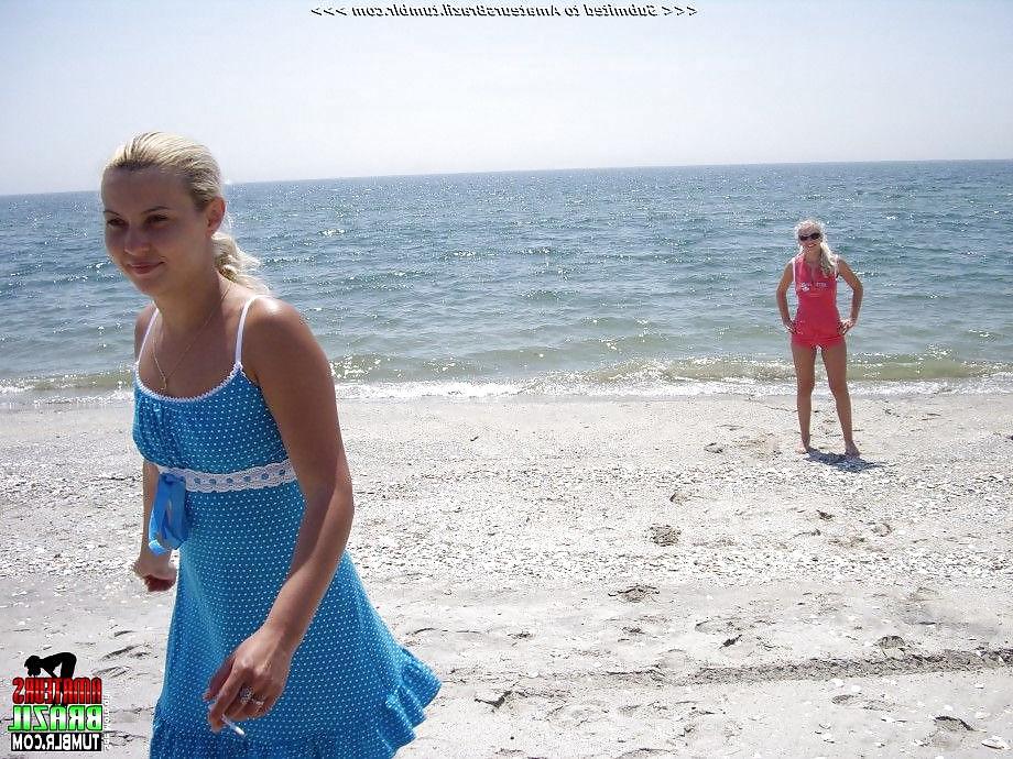25P Very nice girls naked at beach 
