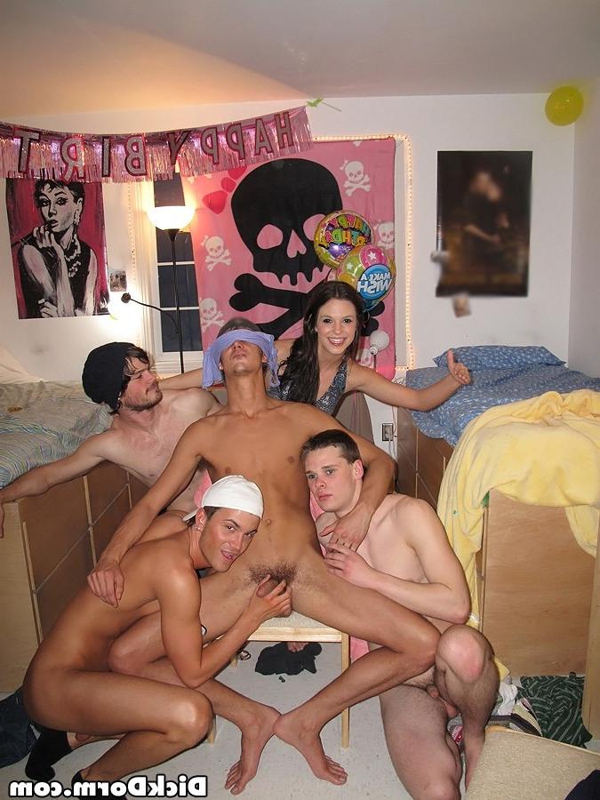 12P Beobachten Sie, wie diese heißen College-Hengste zu einer echten Schwulenorgie-Fickparty verleitet werden