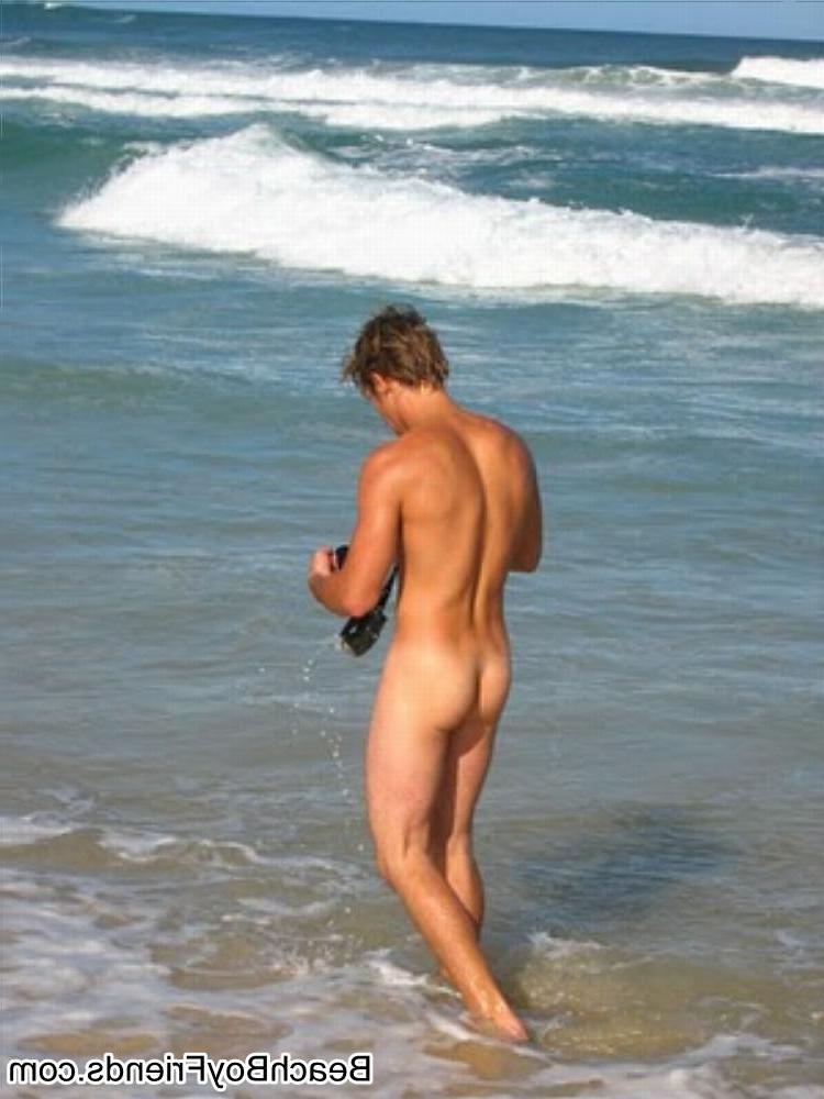 10P Pervert boy pulls out his cock and masturbate at the beach