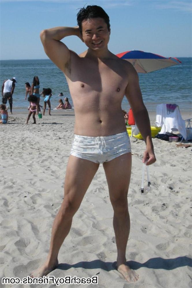 10P Pervert boy pulls out his cock and masturbate at the beach