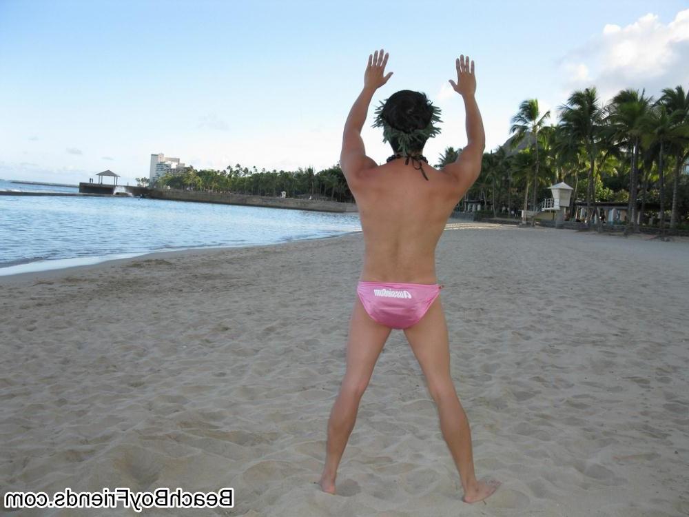 10P Pervert boy pulls out his cock and masturbate at the beach