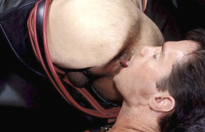 20P Leather hunks sucking each others cock and ass licking delight