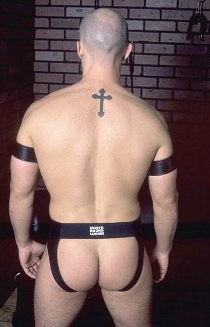 20P A muscle man in leather enjoy posing and self sucking passion