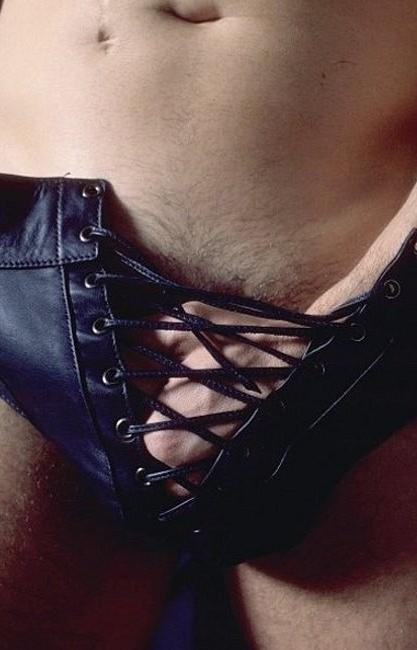 20P A muscle man in leather enjoy posing and self sucking passion