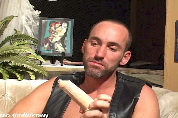 15P Two hunks and a leather dildo