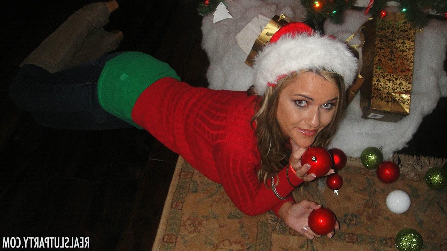 10P Sexy babe fucks