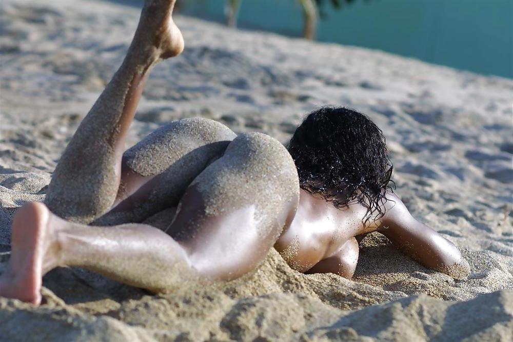25P BUSTY EBONY ON THE BEACH