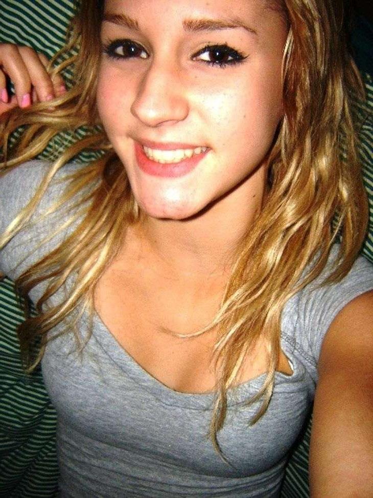 15P Sexy girl posing