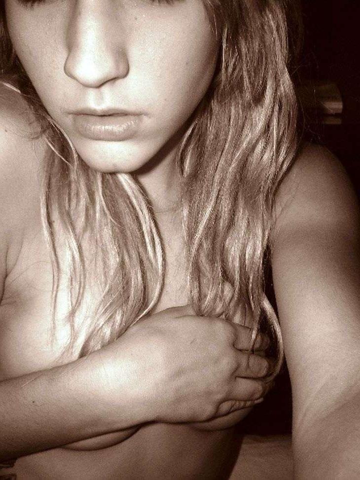 15P Sexy girl posing