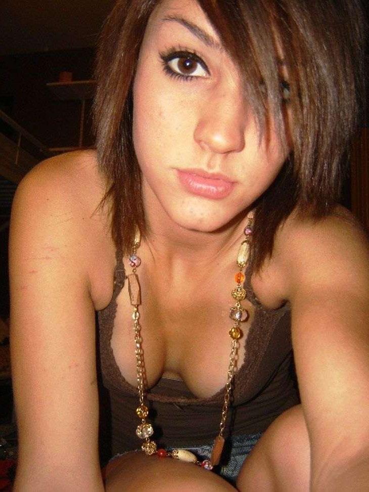 15P Sexy girl posing