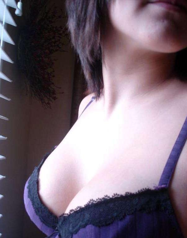 15P Sexy photos in her phone