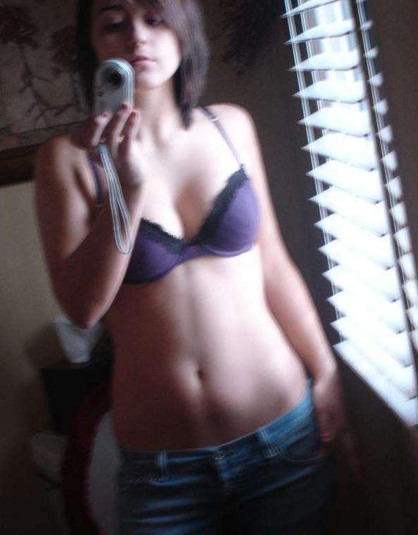 15P Sexy photos in her phone