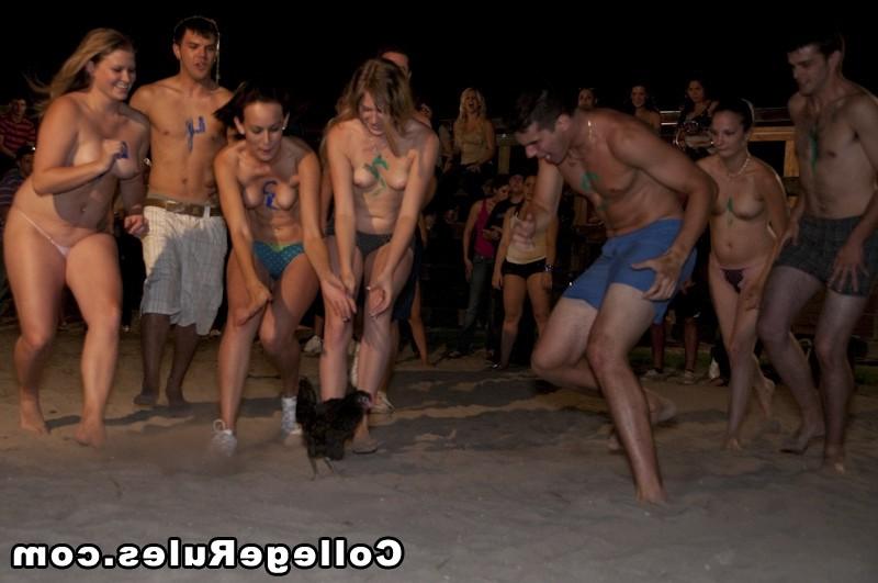15P Des filles coquines aiment le sexe entre filles lors d'une fête universitaire