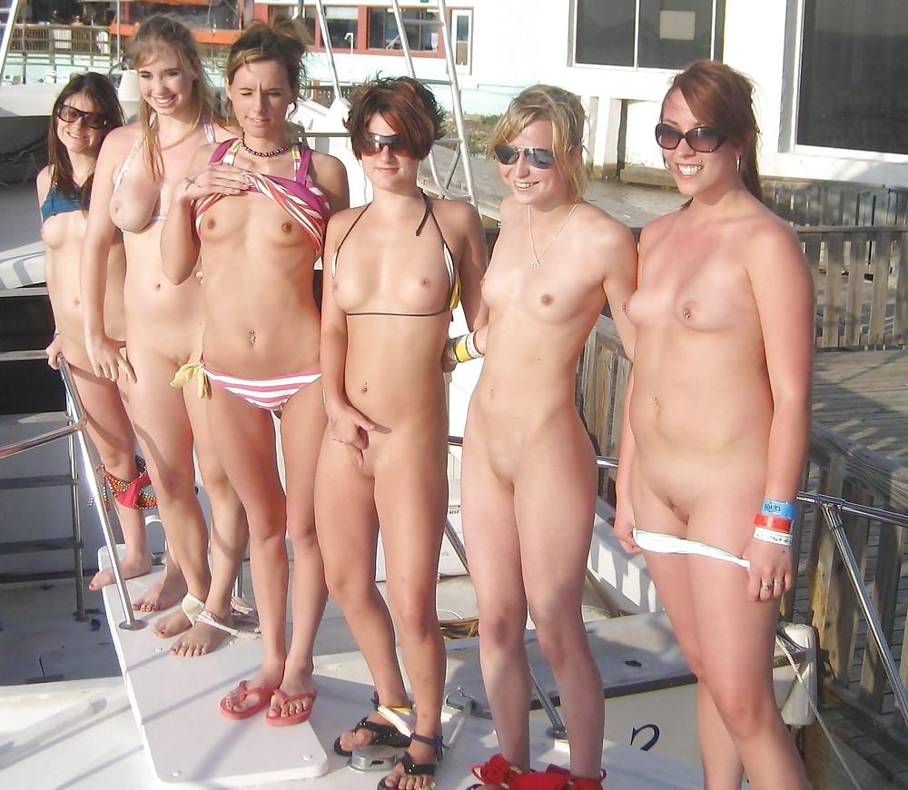 25P Hot Nude Girls in Groups
