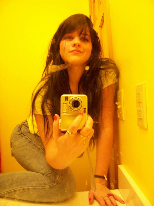 15P Sexy hot babe posing