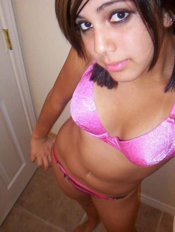 15P Sexy hot babe posing
