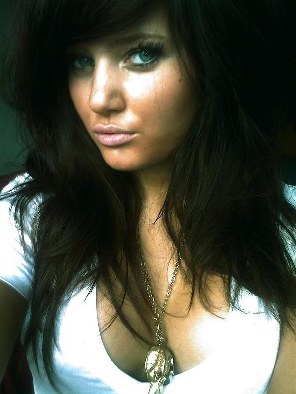 15P Sexy hot babe posing