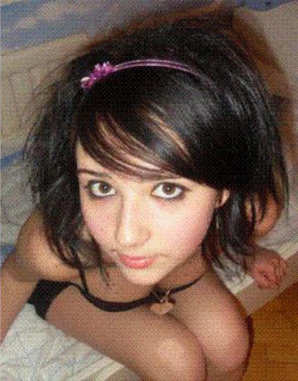 15P Sexy hot babe posing