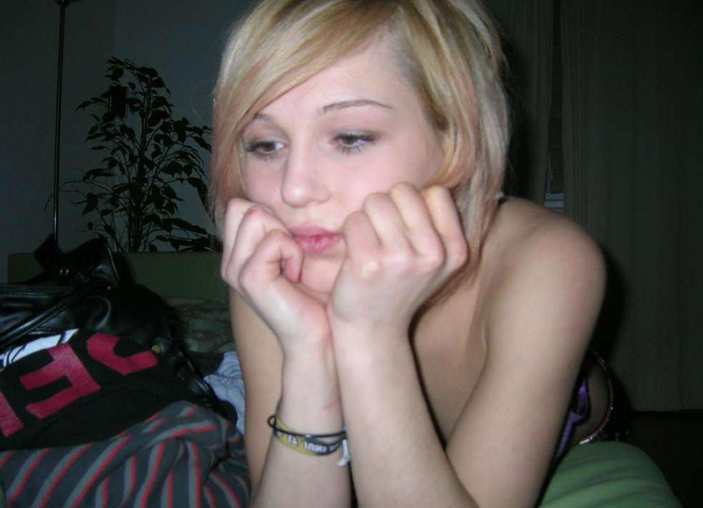 15P Sexy hot babe posing