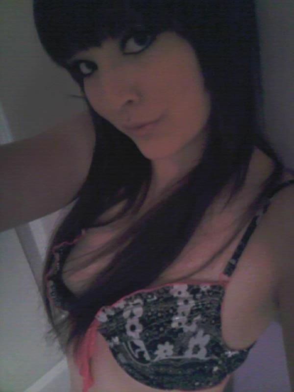 15P Sexy hot babe posing