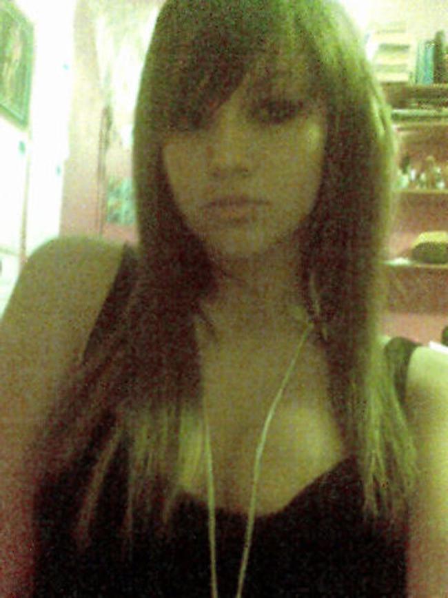 15P Sexy hot babe posing