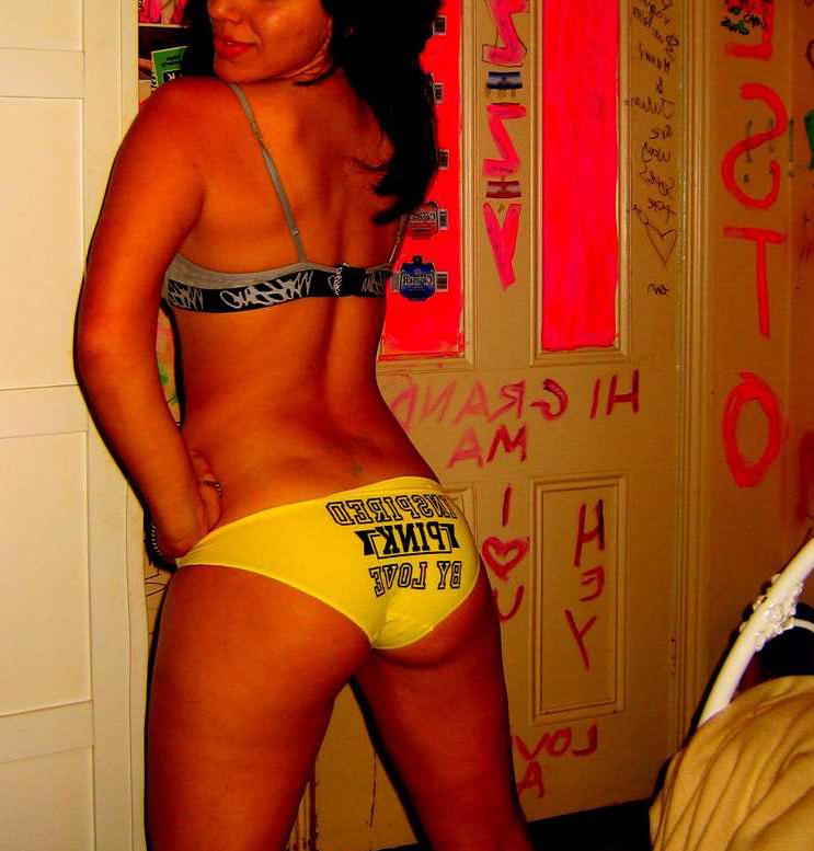 15P Sexy amateur babe posing