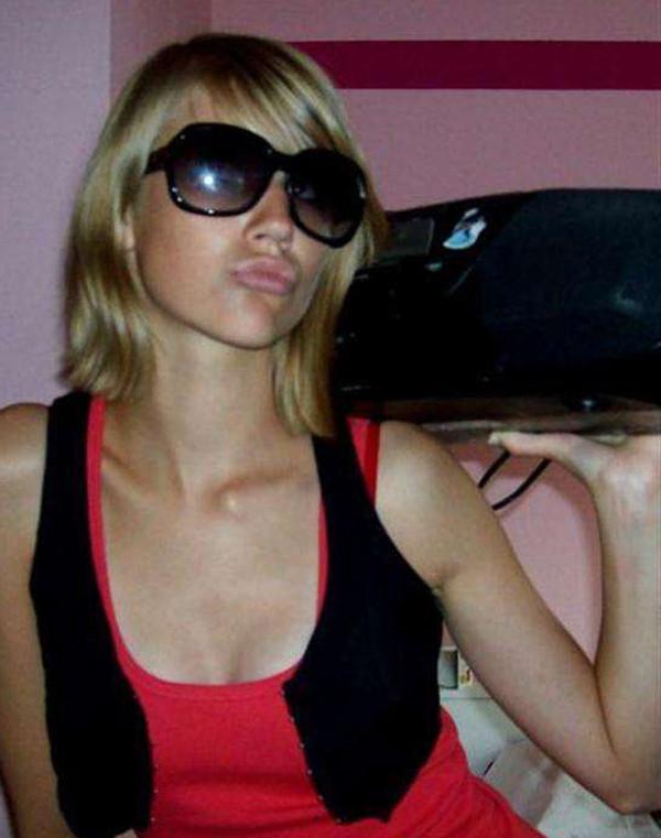 15P Sexy amateur babe posing
