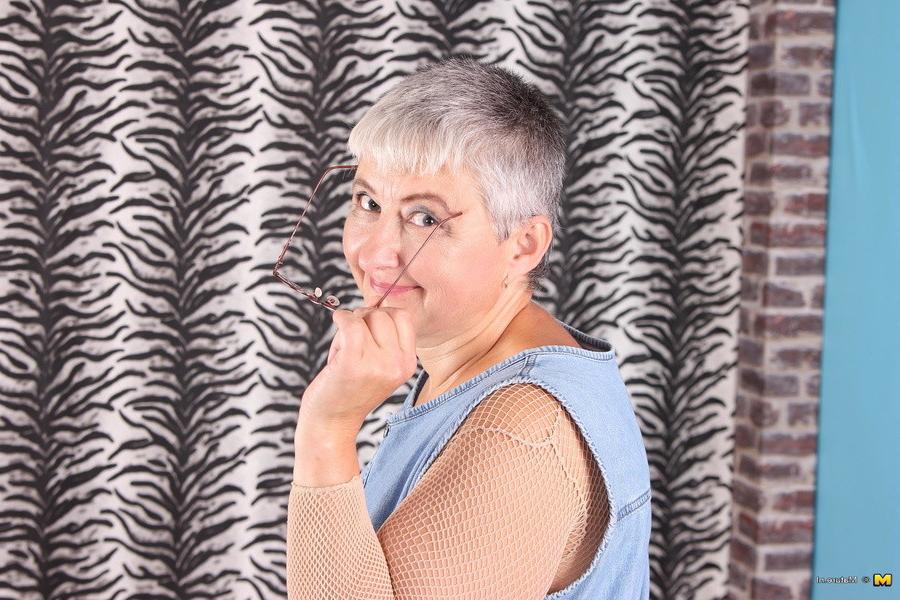 16P Hairy mature lady playing with herself
