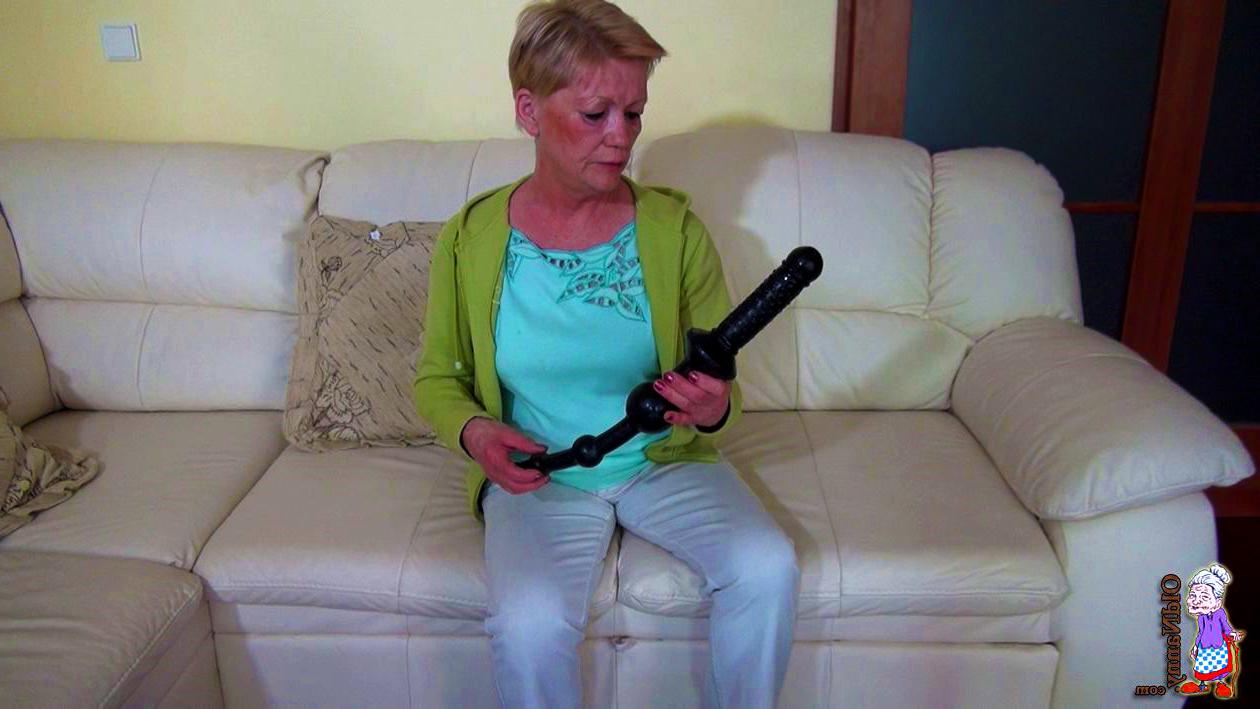 10P Hot mature with big dildo