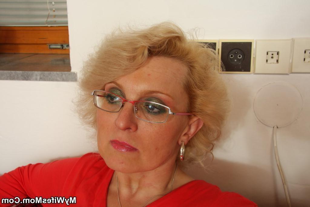 16P His hot mature lover gets her pussy filled the way she wants by the eager young 