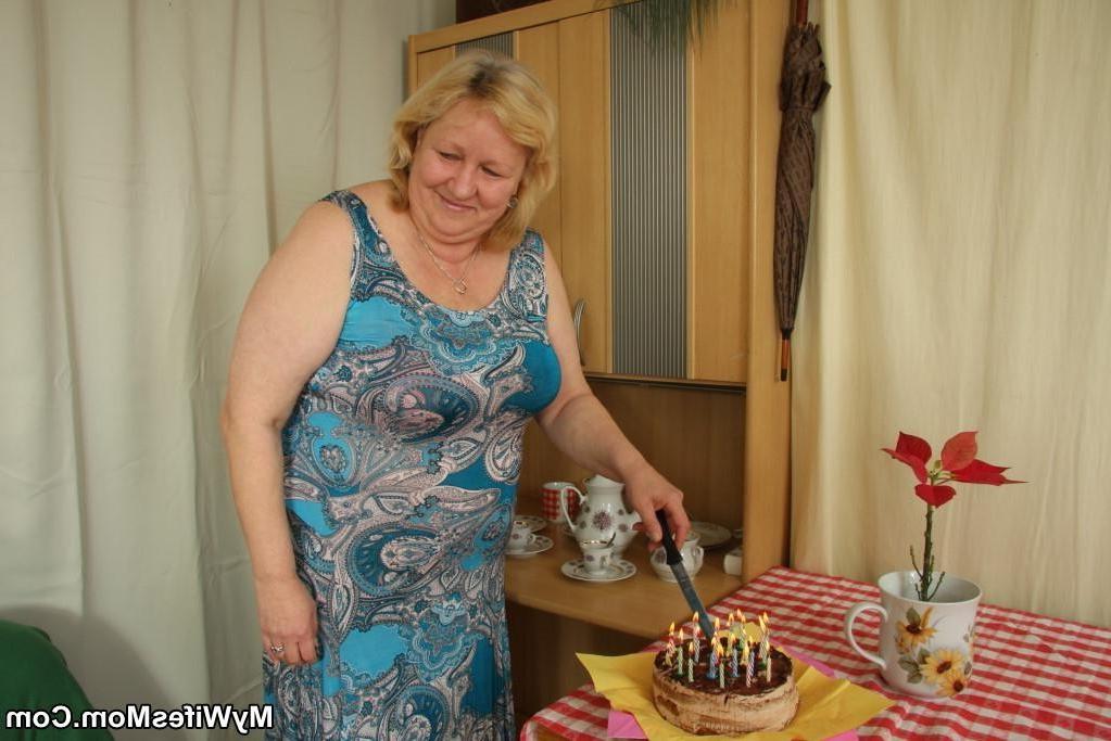 16P Mature babe is his mother in law and she wants to feel his cock penetrating her 