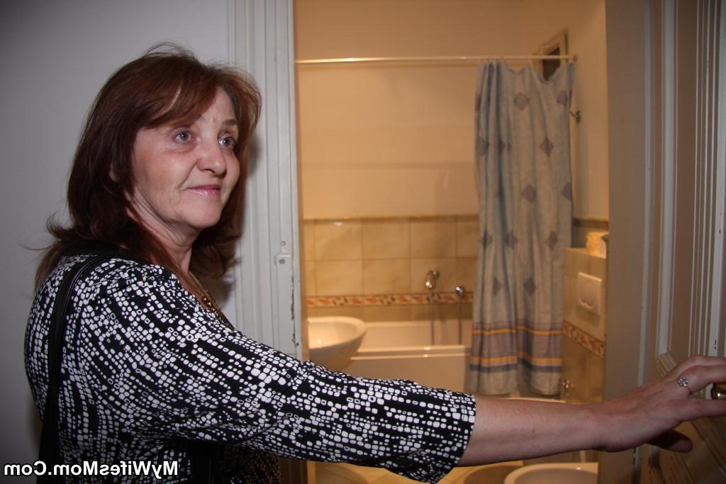 16P She makes his dick feel great and he cums and gives a nice big mature facial for