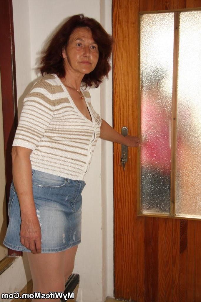 16P His wife setup the light bondage but she had to leave now and the mature slut ge