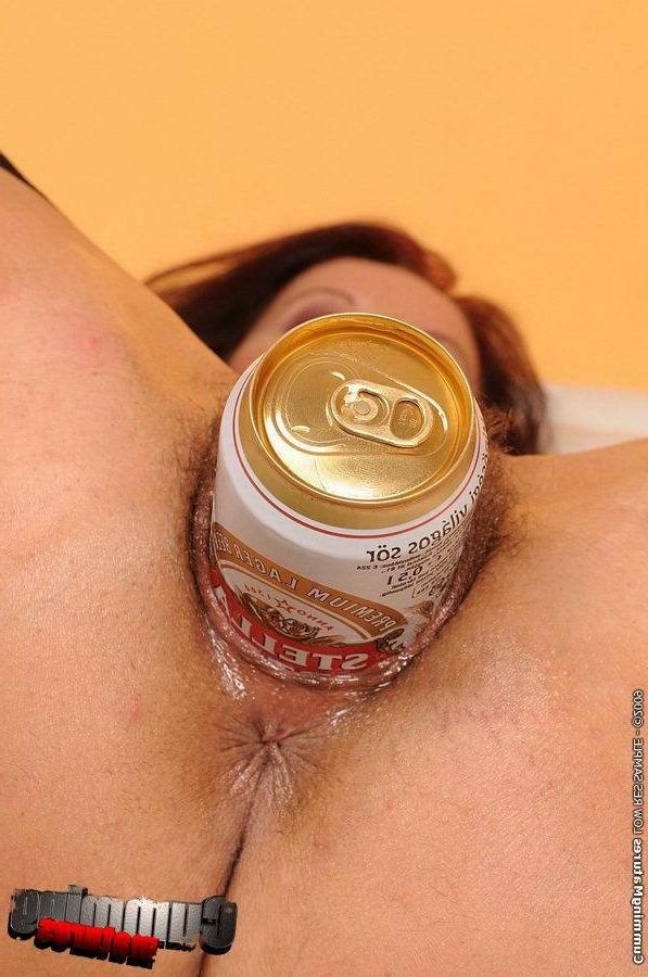 16P Mature slut sticking things up her hairy pussy