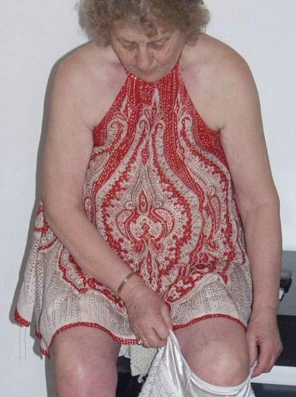 16P Old fart woman shows her big tits and naked ass