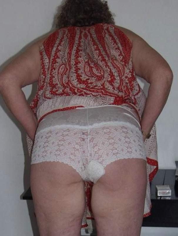 16P Old fart woman shows her big tits and naked ass