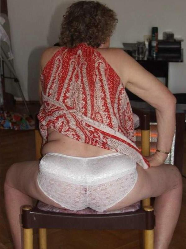 16P Old fart woman shows her big tits and naked ass