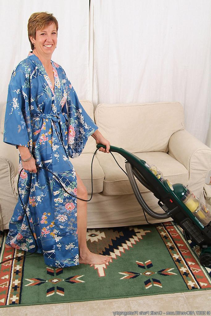 16P older woman gets the vaccuum cleaner up into her hairy pussy