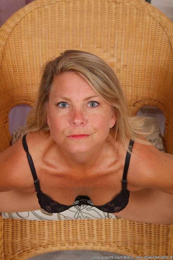 16P Mature woman stripping and spreadiang her big hairy pussy