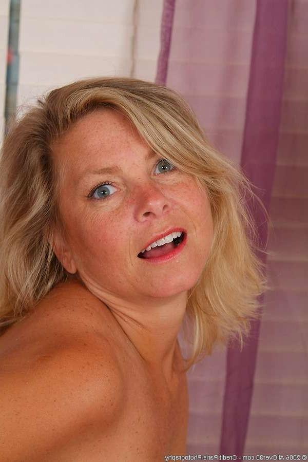 16P Mature woman stripping and spreadiang her big hairy pussy