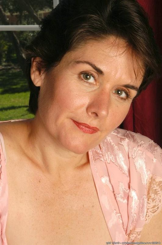 15P older poser exposes her floppy tits and hairy pussy patch